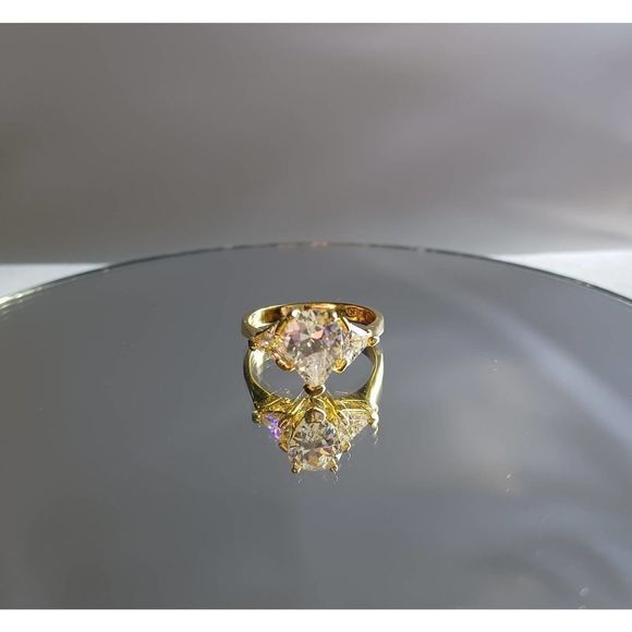 Swarovski Elements - Size 7.5 - 18K gold plated ring as pictured - Picture 4 of 6